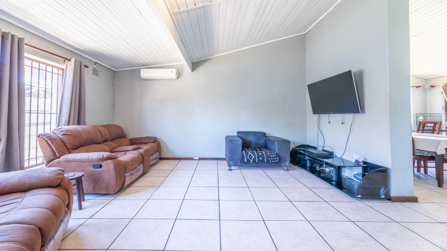 4 Bedroom Property for Sale in Windsor Park Estate Western Cape